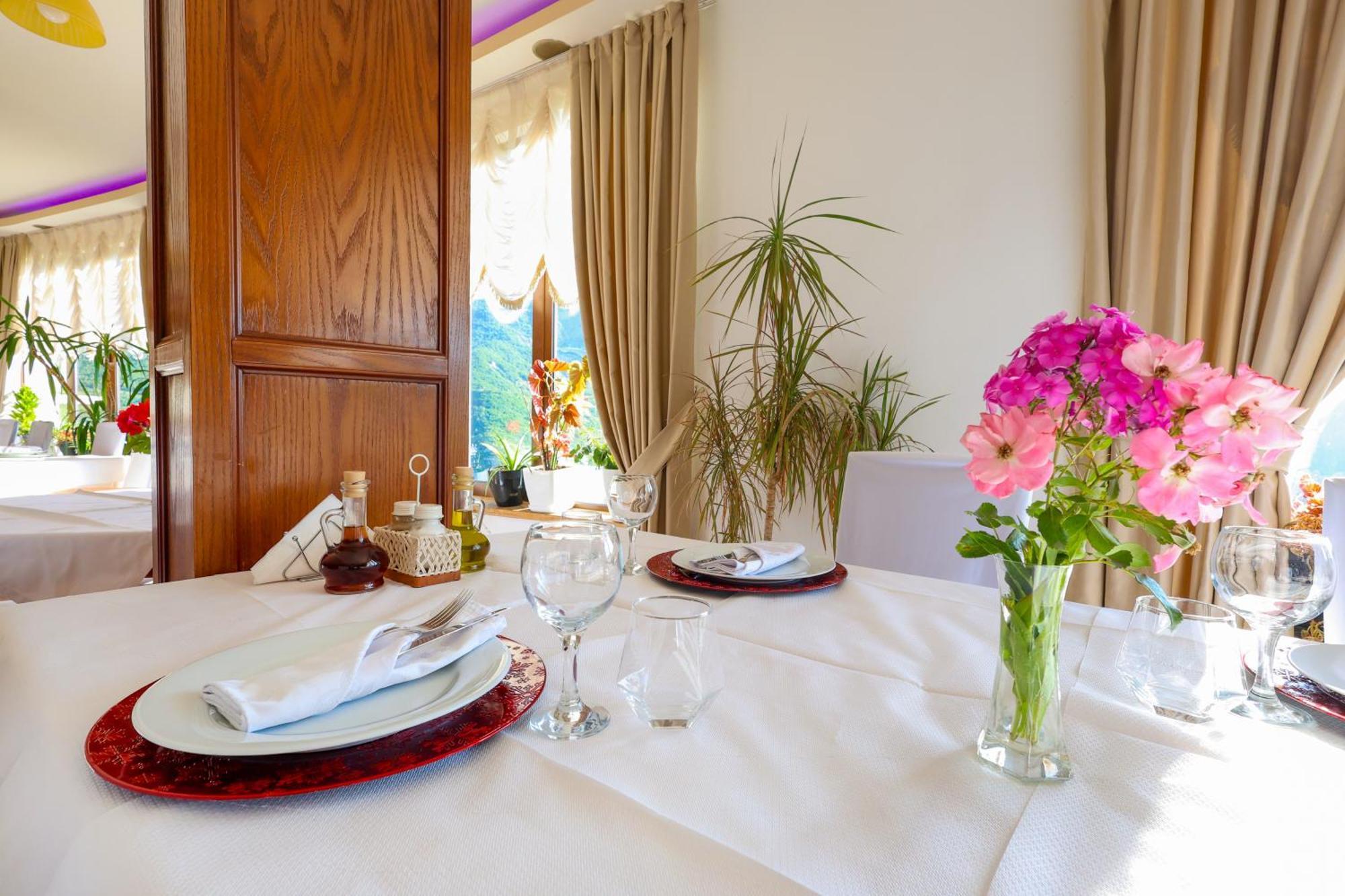 Hotel Kanione Cerenisht Ngoại thất bức ảnh