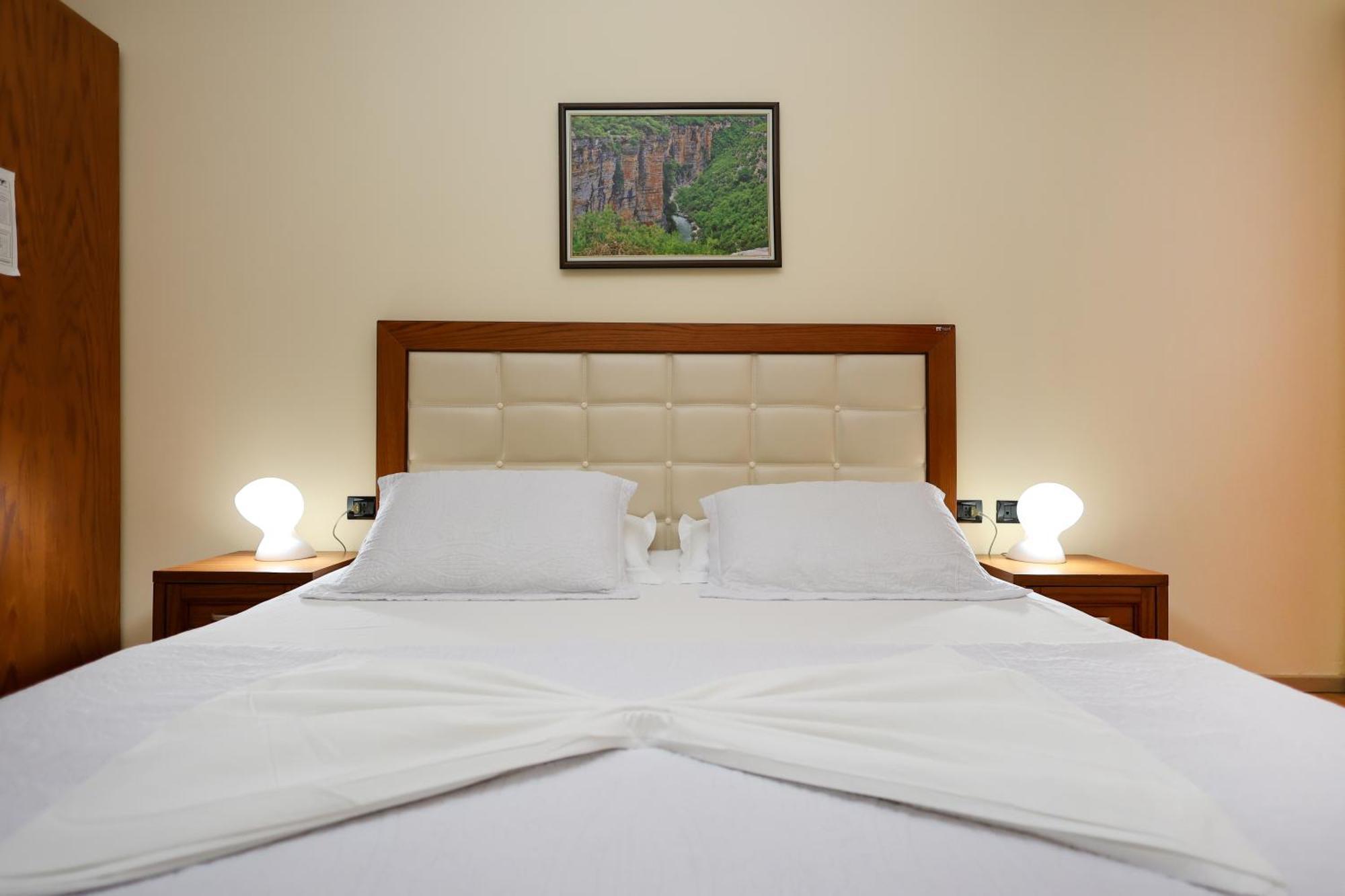 Hotel Kanione Cerenisht Ngoại thất bức ảnh